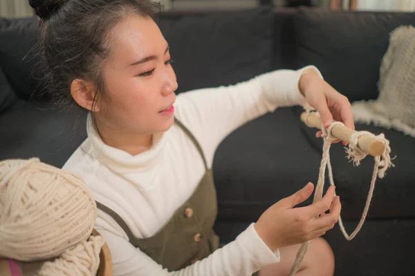 Ázsiai Lány Élvezi Makramé Kézműves Hobbi Fiatal Boldog Csinos Kínai — Stock Fotó