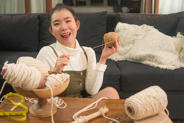 Азиатская Девушка Наслаждается Макраме Ручной Работы Хобби Молодой Счастливой Красивой — стоковое фото