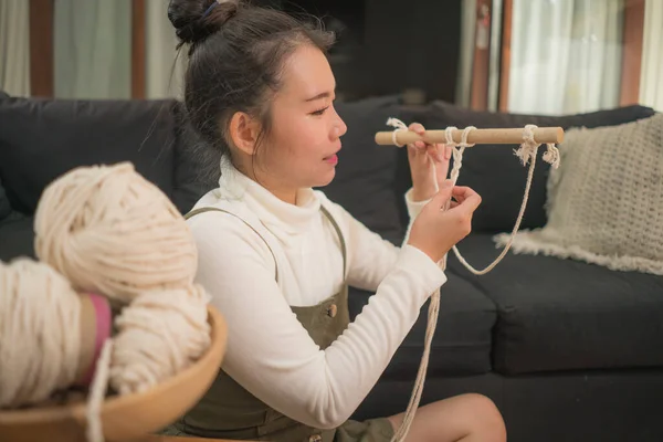 Ázsiai Lány Élvezi Makramé Kézműves Hobbi Fiatal Boldog Csinos Japán — Stock Fotó