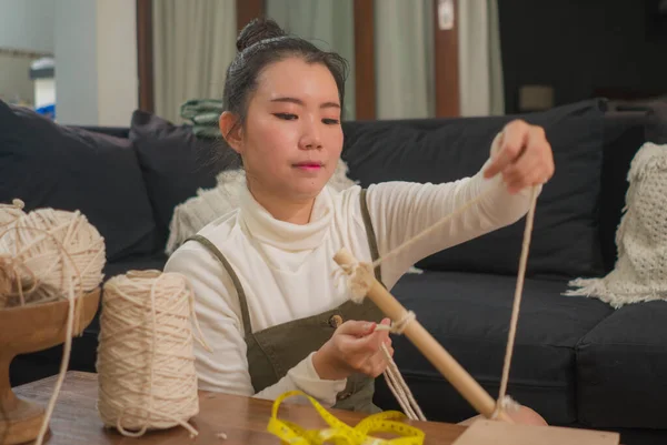 Menina Asiática Desfrutando Macrame Artesanato Hobby Jovem Mulher Feliz Bonita — Fotografia de Stock