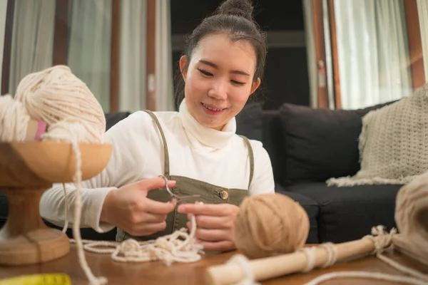 Ázsiai Lány Élvezi Makramé Kézműves Hobbi Fiatal Boldog Csinos Koreai — Stock Fotó