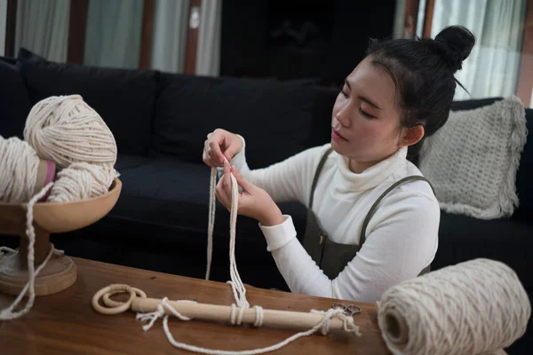Ázsiai Lány Élvezi Makramé Kézműves Hobbi Fiatal Boldog Csinos Koreai — Stock Fotó