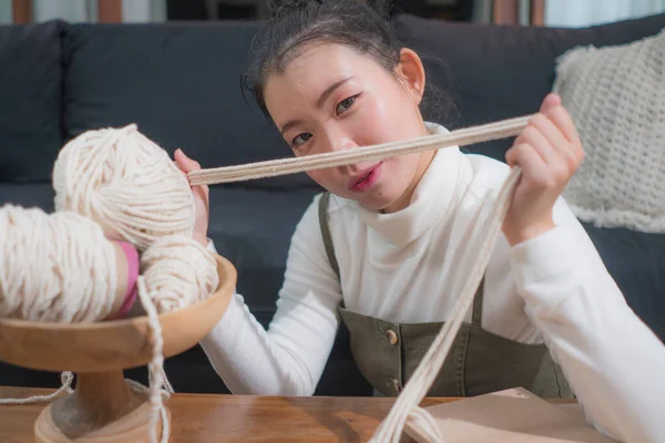Ázsiai Lány Élvezi Makramé Kézműves Hobbi Fiatal Boldog Csinos Koreai — Stock Fotó