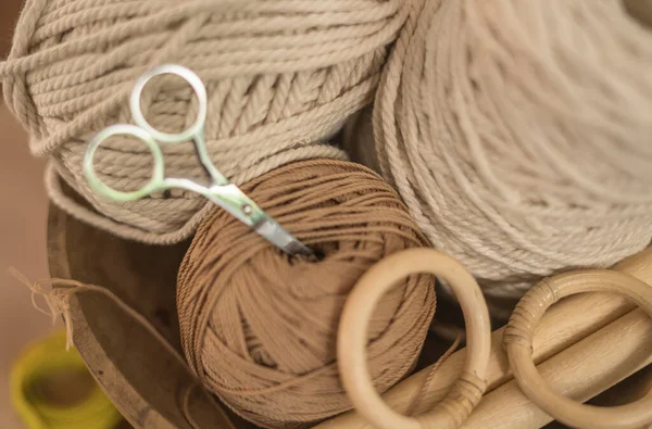 Macrame Stilleven Groep Koorden Draden Een Kom Met Schaar Meetlint — Stockfoto