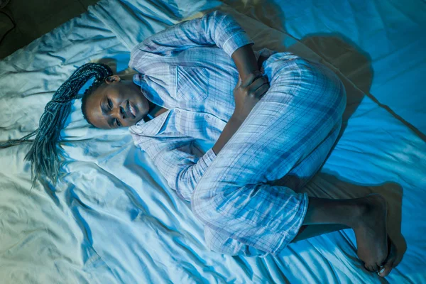 Drámai Otthoni Portré Fiatal Beteg Depressziós Afro Amerikai Pizsamában Feküdt — Stock Fotó