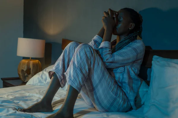 Fiatal Szomorú Depressziós Fekete Afro Amerikai Ágyban Otthon Boldogtalan Álmatlan — Stock Fotó