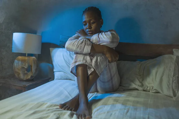 Joven Triste Deprimido Negro Mujer Afroamericana Sentada Cama Casa Insomnio — Foto de Stock