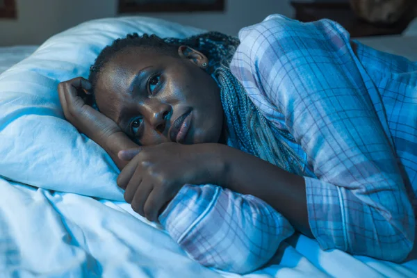 Giovane Donna Afroamericana Nera Triste Depressa Sdraiata Sul Letto Casa — Foto Stock