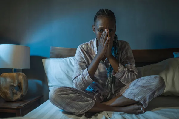 Joven Triste Deprimido Negro Mujer Afroamericana Sentada Cama Casa Insomnio —  Fotos de Stock