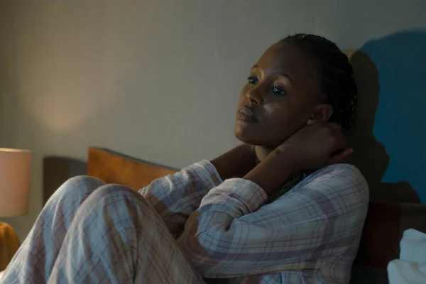 Jovem Triste Deprimida Negra Afro Americana Sentada Cama Casa Sem — Fotografia de Stock