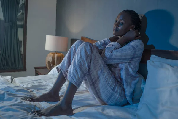 沮丧的非洲裔美国妇女 坐在床上 睡不着 晚上忧心忡忡 忧心忡忡 饱受忧郁症和失眠之苦 — 图库照片