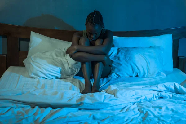 若い悲しみと憂うつな黒人アフリカ系アメリカ人女性が家でベッドに横たわっ不幸と眠れない夜の感情圧倒的な苦しみうつ病の問題と不眠症 — ストック写真
