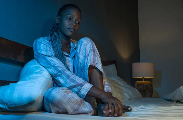 Jong Verdrietig Depressief Zwart Afro Amerikaanse Vrouw Bed Thuis Ongelukkig — Stockfoto