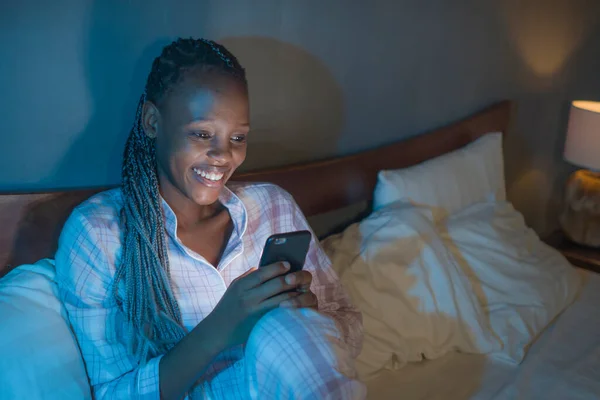 Happy Afro American Millennial Woman Social Media Addict Night Lifestyle — Stock Photo, Image