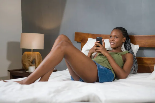 Estilo Vida Casa Retrato Joven Feliz Atractiva Mujer Afroamericana Negro — Foto de Stock