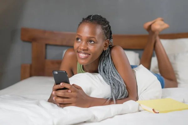 Estilo Vida Casa Retrato Joven Feliz Atractiva Mujer Afroamericana Negro —  Fotos de Stock