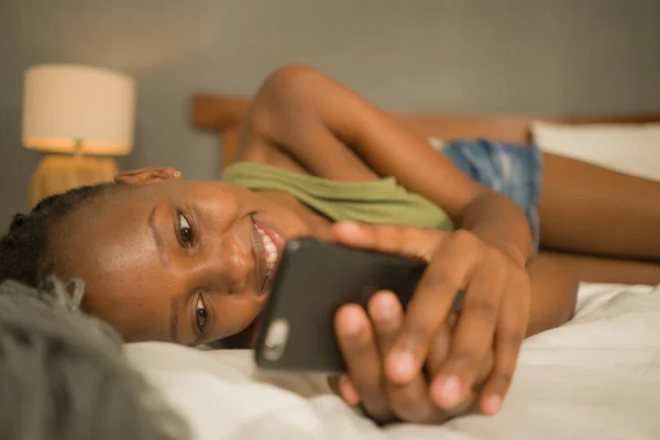 Estilo Vida Casa Retrato Joven Feliz Atractiva Mujer Afroamericana Negro — Foto de Stock