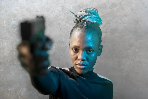 Голлівудський Кінопортрет Молодої Привабливої Упевненої Афроамериканської Жінки Яка Тримає Пістолет — стокове фото