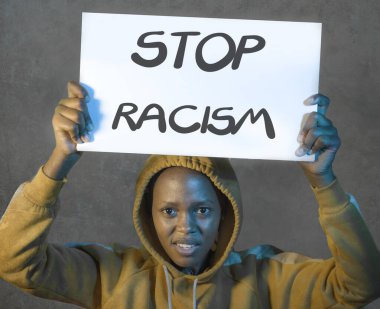 Siyahi eylemci kız hükümete karşı protesto yapıyor. Kapüşonlu Afro-Amerikan kadın ırkçı ayrımcılığa son verilmesini talep ediyor. 