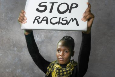 Irkçılık karşıtı siyahi eylemci kız hükümete karşı protesto yapıyor - genç öfkeli ve hippi Afrikalı Amerikalı kadın protesto afişi gösteriyor ve ırkçı ayrımcılığa son verilmesini talep ediyor 