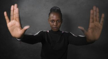 Genç, çekici ve kendine güvenen, hippi tarzı Afro-Amerikan kadın ellerini kaldırarak barış ve ırkçılık ve ayrımcılığa son verilmesini istiyor.