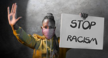 Siyahi eylemci kız hükümete karşı protestoya son verin. Genç öfkeli ve hippi Afrikalı Amerikalı kadın, ırkçı ayrımcılığa son verilmesini talep ediyor. 