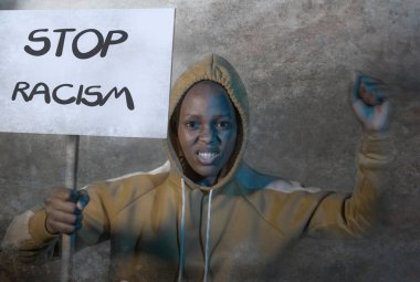 Siyahi eylemci kız hükümete karşı protestoya son verin. Genç öfkeli ve hippi Afrikalı Amerikalı kadın, ırkçı ayrımcılığa son verilmesini talep ediyor. 