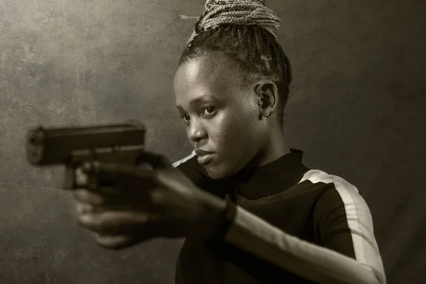 Голлівудський Кінопортрет Молодої Привабливої Упевненої Афроамериканської Жінки Яка Тримає Пістолет — стокове фото