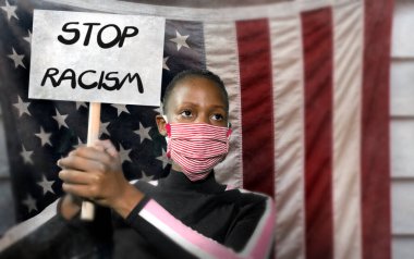 ABD hükümetini protesto eden ırkçı siyahi eylemciyi durdurun - genç öfkeli ve hippi Afrikalı Amerikalı kadın protesto pankartı tutuyor ve ırkçı ayrımcılığa son verilmesini talep ediyor 
