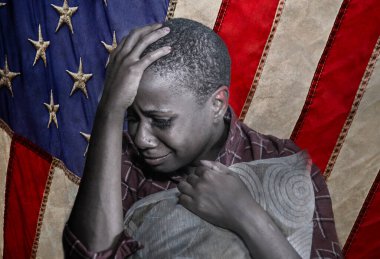 Genç üzgün ve korkmuş Afrikalı Amerikalı kadının dramatik portresi ırkçı ayrımcılık mağduru ve kötü muamele mağduru Amerikan bayrağı önünde çaresiz ve acı içinde.