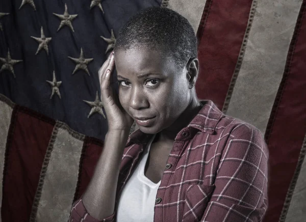 Драматический Портрет Молодой Грустной Напуганной Афроамериканской Женщины Страдающей Расовой Дискриминации — стоковое фото