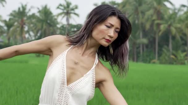 Sinn Kroppsforbindelse Med Naturen Middelaldrende Attraktiv Lykkelig Asiatisk Kinesisk Kvinne – stockvideo