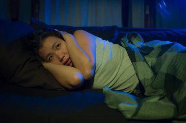 Genç, üzgün ve depresif Asyalı bir kadının dramatik ev hayatı portresi. Acı içinde uzanmış, kanepede ağlıyor. Stresli ve endişeli depresyonda. 