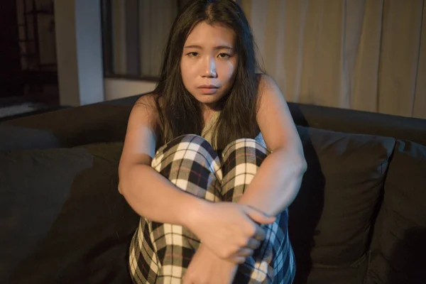 Dramática Casa Estilo Vida Retrato Joven Hermosa Triste Deprimida Asiática — Foto de Stock