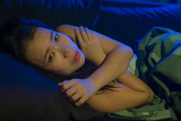 Dramático Estilo Vida Casa Retrato Jovem Bonita Triste Deprimida Asiática — Fotografia de Stock
