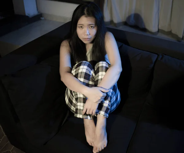 Dramatický Domácí Životní Styl Portrét Mladé Krásné Smutné Depresivní Asijské — Stock fotografie