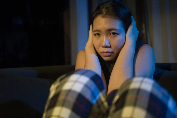 Dramatisches Porträt Einer Jungen Schönen Traurigen Und Depressiven Asiatischen Koreanerin — Stockfoto