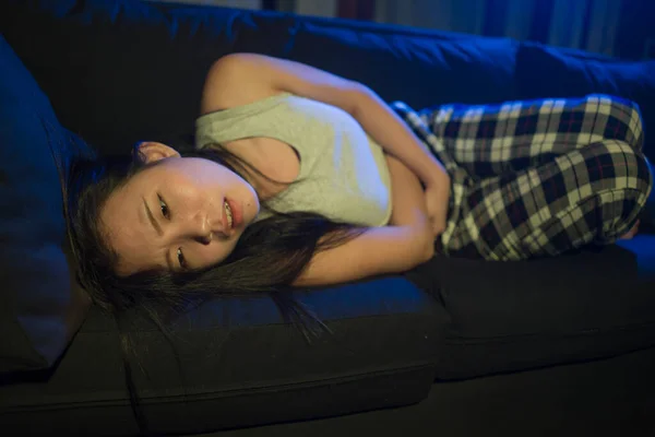 Болезненный Цикл Менструации Молодая Красивая Напряженная Азиатская Китаянка Страдает Период — стоковое фото