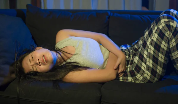 Болезненный Цикл Менструации Молодая Красивая Напряженная Азиатская Женщина Страдает Период — стоковое фото