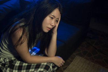 Depresyonda olan Asyalı bir kız. Üzgün ve bunalımlı bir Japon kadın. Karanlıkta acı içinde ağlayan.