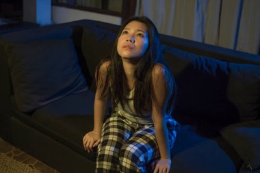 Depresyon geçiren Asyalı bir kız. Üzgün ve depresyonda. Acı içinde ağlayan Çinli bir kadın.