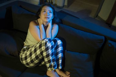 Depresyon geçiren Asyalı bir kız. Üzgün ve depresyonda. Acı içinde ağlayan Koreli bir kadın.