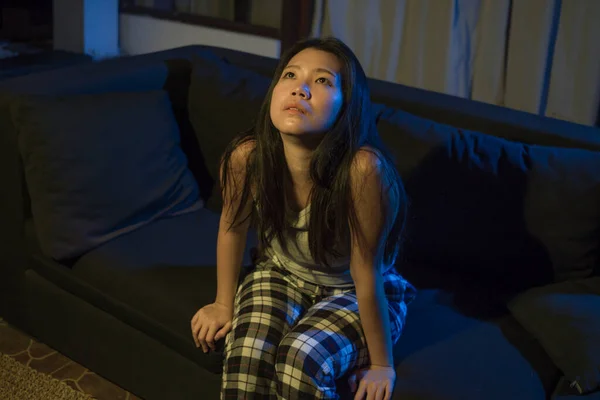 Азиатская Девушка Страдает Депрессией Грустная Подавленная Китаянка Плачет Темноте Боли — стоковое фото