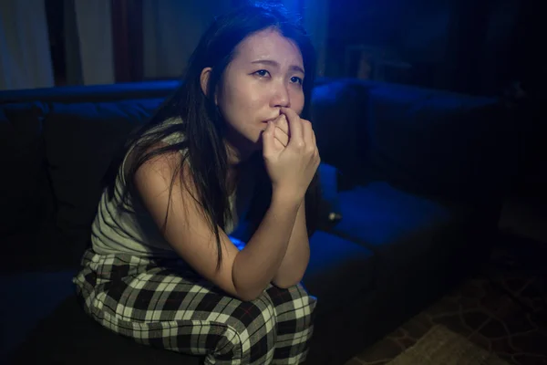 Молодая Красивая Грустная Подавленная Азиатская Кореянка Плачет Слезах Темноте Боли — стоковое фото