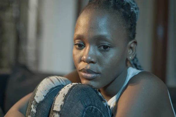 Молода Афроамериканська Жінка Яка Страждає Депресією Сумна Пригнічена Чорна Дівчина — стокове фото