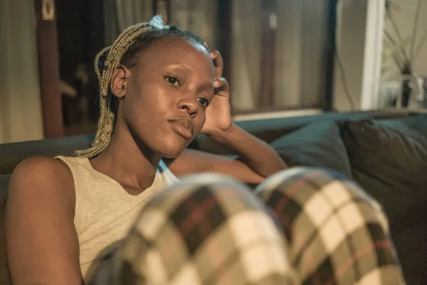 年轻的非洲裔美国女人患有忧郁症 悲伤和沮丧的黑人少女在家里的沙发上痛苦不堪 在黑暗中孤独地哭泣 — 图库照片