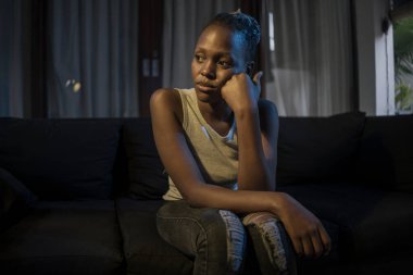 Milenyum kuşağı Afro-Amerikan kızı geceleri depresyona giriyor. Genç, çekici, üzgün, depresif siyah kadın düşünceli ve endişeli bir şekilde kanepeye oturuyor. Acı ve korku içinde. 