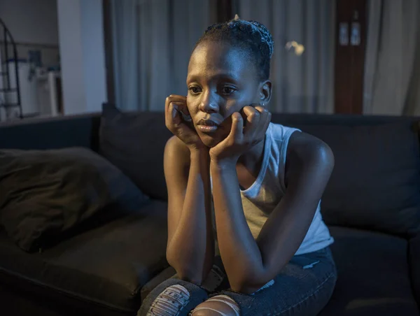 千年一代的非洲裔美国女孩在夜晚饱受抑郁症之苦 年轻迷人 忧郁的黑人妇女坐在沙发上忧心忡忡 痛苦不堪 — 图库照片