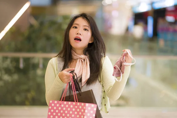 Ung Vacker Och Glad Asiatisk Köper Köpcentret Ung Attraktiv Och — Stockfoto