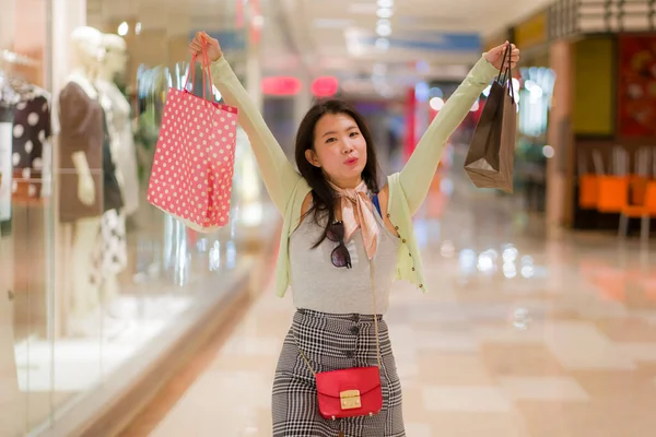 Ung Vacker Och Glad Asiatisk Köper Köpcentret Ung Attraktiv Och — Stockfoto